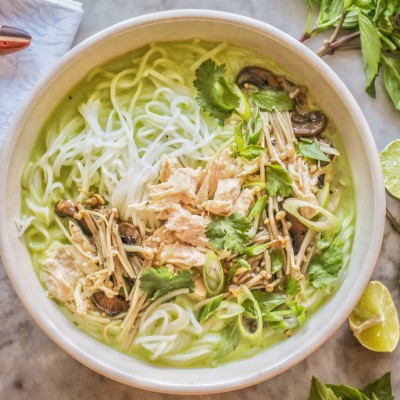 thai green curry with chicken, rice noodles and mushrooms