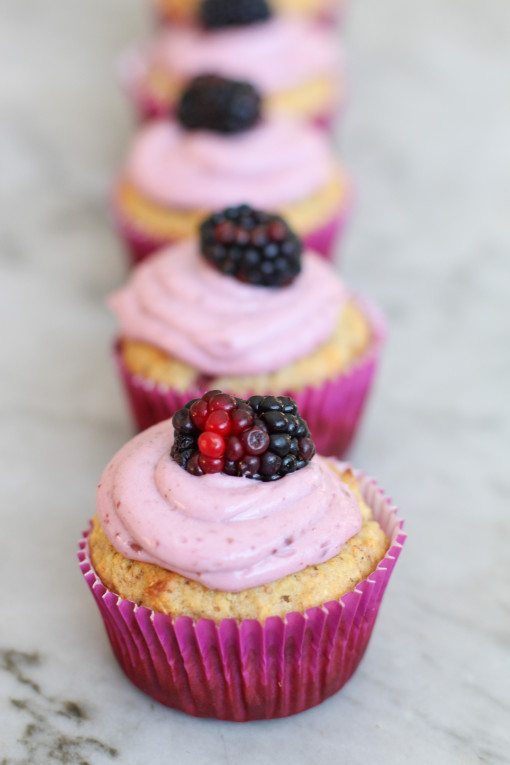 blackberry cupcakes line up www.girlontherange.com