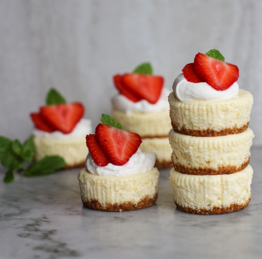 mini berry cheesecake strawberry stack www.girlontherange.com