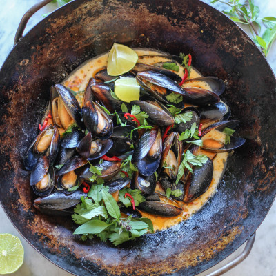 ginger garlic mussels with coconut curry sauce