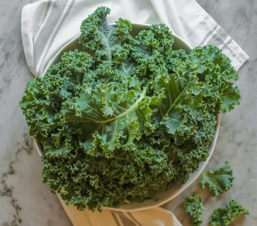 crispy baked kale chips with cashew ranch dipping sauce